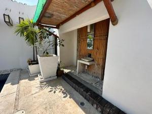 ganek domu z drewnianymi drzwiami w obiekcie Isla vancouber w Acapulco
