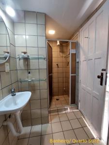 a bathroom with a shower and a sink at SUITE e QUARTOS -1 SUITE COM BANHEIRO PRIVATIVO - 2 QUARTOS DUPLOS COM BANHEIRO COMPARTILHADO in Recife