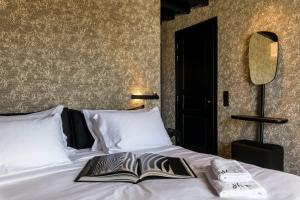 Cama ou camas em um quarto em She Mykonos Boutique Hotel