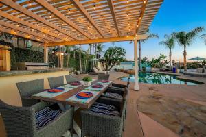 Kolam renang di atau dekat dengan 1185 Tamarack home
