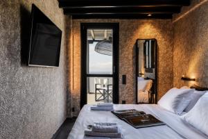 Cama ou camas em um quarto em She Mykonos Boutique Hotel