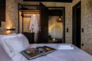 Cama ou camas em um quarto em She Mykonos Boutique Hotel