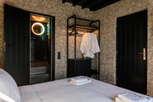 Cama ou camas em um quarto em She Mykonos Boutique Hotel