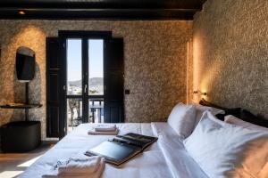 Cama ou camas em um quarto em She Mykonos Boutique Hotel