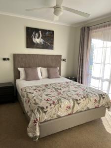 um quarto com uma cama e uma ventoinha de tecto em Greenways Holiday Units em Tocumwal