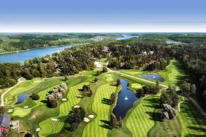 una vista aérea de un campo de golf con un lago en Modern, mysig & exklusiv villa i Skärgården #1, en Estocolmo