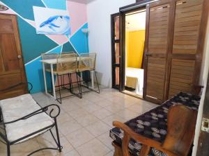 sala de estar con silla, mesa y sofá en Chill-Inn Nosara, en Nosara 74 fotos más