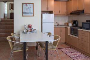 Η κουζίνα ή μικρή κουζίνα στο kouremenos beach house East +13 φωτογραφίες