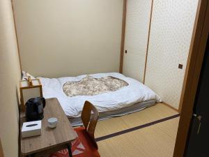 En eller flere senger på et rom på kinkaku Onsen 金閣莊 private onsen reservation for free