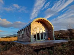 una piccola casa in legno con una grande finestra di The Hobbit House on the Isle of Skye a Breakish