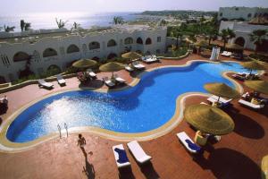 una vista aérea de una piscina con sombrillas en Domina Coral Bay - Private One Bedroom Aparthotel en Sharm El Sheikh