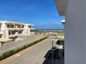 uitzicht op een straat voor een gebouw bij Bel Appartement Vue sur Piscine et Mer in Mansouria