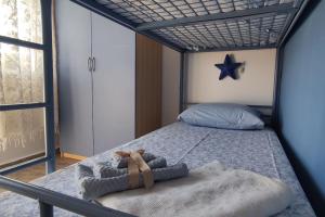 Ліжко або ліжка в номері Azure Waves - Apartment by the sea in Pefkochori