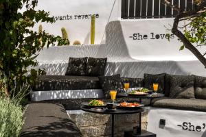 Uma área de estar em She Mykonos Boutique Hotel