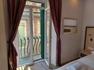 Postel nebo postele na pokoji v ubytování JR Luxury Guesthouse