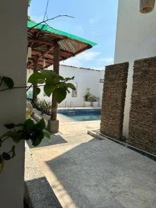 un patio con piscina en una casa en Isla Cozumel, en Acapulco