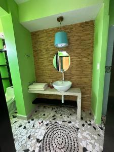 y baño con lavabo y espejo. en Isla Cozumel, en Acapulco