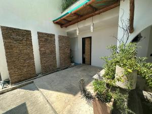 una habitación con una pared de ladrillo y algunas plantas en Isla Cozumel en Acapulco