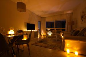 TV a/nebo společenská místnost v ubytování MARBELLA BANUS SUITES - Banus Playa Rocio Beachside Complex