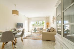 TV a/nebo společenská místnost v ubytování MARBELLA BANUS SUITES - Banus Playa Rocio Beachside Complex + 37 fotografií