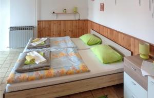 ein Bett mit zwei Kissen und Handtüchern darauf in der Unterkunft Nice Apartment In Martinscica With Wifi And 1 Bedrooms in Martinšćica