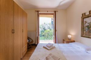 Villa Griante tesisinde bir odada yatak veya yataklar