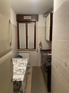 eine kleine Küche mit einer Spüle und einem Herd in der Unterkunft Lovely Marinella in Marinella di Sarzana
