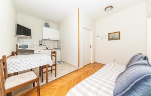 sala de estar con cama y cocina en 1 Bedroom Stunning Apartment In Seget Donji, en Trogir