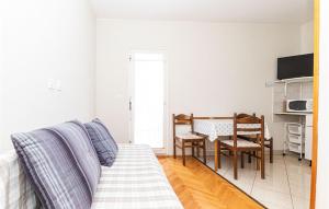 sala de estar con sofá y mesa en 1 Bedroom Stunning Apartment In Seget Donji, en Trogir