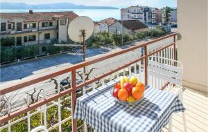 un bol de fruta sentado en una mesa en un balcón en 1 Bedroom Stunning Apartment In Seget Donji, en Trogir