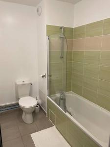 uma casa de banho com um WC, uma banheira e um chuveiro em Studio cosy résidence Odalys 3 Étoiles em La Londe-les-Maures