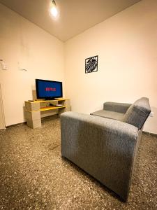 sala de estar con sofá y TV en Ubicación Aristides Parque 2 en Mendoza