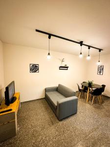 sala de estar con sofá y mesa en Ubicación Aristides Parque 2 en Mendoza