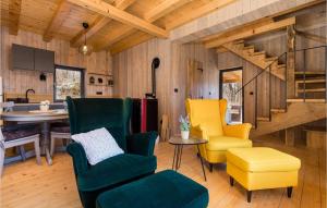 sala de estar con sillas amarillas y verdes en Nice Home In Mrkopalj With Kitchen, en Mrkopalj