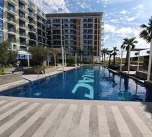 Bazén v ubytování Brand New Apartment with Gym and Pool nebo v jeho okolí