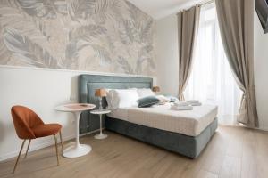 een slaapkamer met een bed, een tafel en een stoel bij Florence Feel Apartment in Florence
