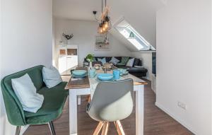 een keuken en een woonkamer met een eettafel en stoelen bij Nice Apartment In Insel Poel Ot Gollwitz With Sauna in Gollwitz