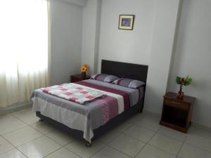 ein Schlafzimmer mit einem Bett in einem Zimmer in der Unterkunft Hospedaje Residencial Los Fresnos - Miraflores Piura in Piura