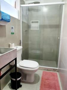 y baño con aseo y ducha acristalada. en Matianellu SP, en São Paulo