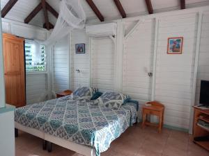 Ένα ή περισσότερα κρεβάτια σε δωμάτιο στο L'ESCALE TROPICALE