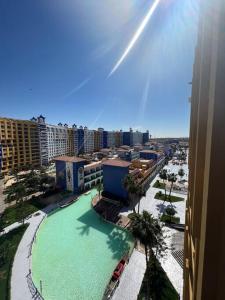 The swimming pool at or close to بورتو مارينا الساحل الشمالى