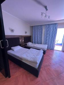 A bed or beds in a room at بورتو مارينا الساحل الشمالى
