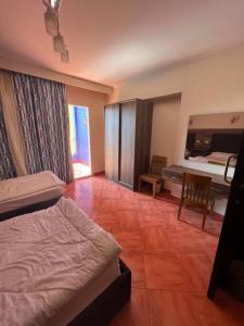 A bed or beds in a room at بورتو مارينا الساحل الشمالى