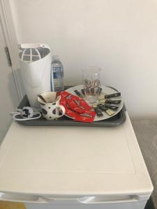 bandeja con tazas y utensilios en una mesa en Double Room Central Location, en Londres