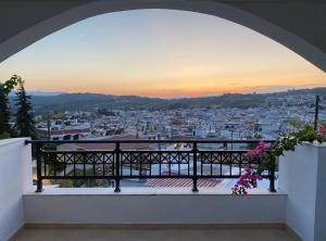 einen Balkon mit Stadtblick in der Unterkunft SCALA APARTS & STUDIOS - Rhodes in Afandou