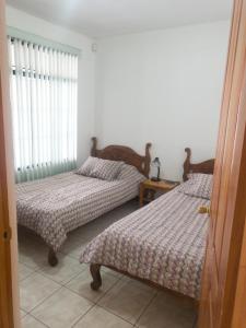 Postel nebo postele na pokoji v ubytování Don Carlos Place LOWER UNIT