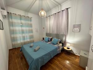 1 dormitorio con cama azul y almohadas azules en ATHENS 3br Riviera Alimos, en Atenas