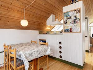 comedor y cocina con mesa y sillas en 4 person holiday home in Idestrup en Bøtø By