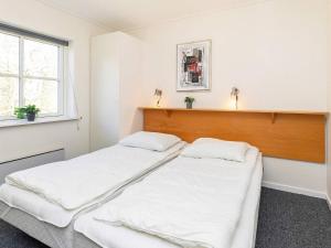 Postel nebo postele na pokoji v ubytování Holiday home Hals CII