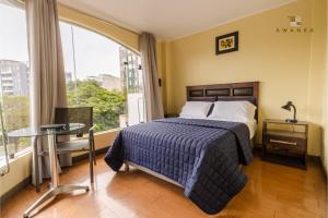 Rúm í herbergi á San Miguel Awanka Hotel